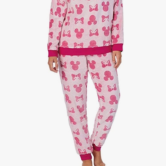 ⭐️ Firm Price ⭐️ Disney pajama set Medium - Picture 2 of 3